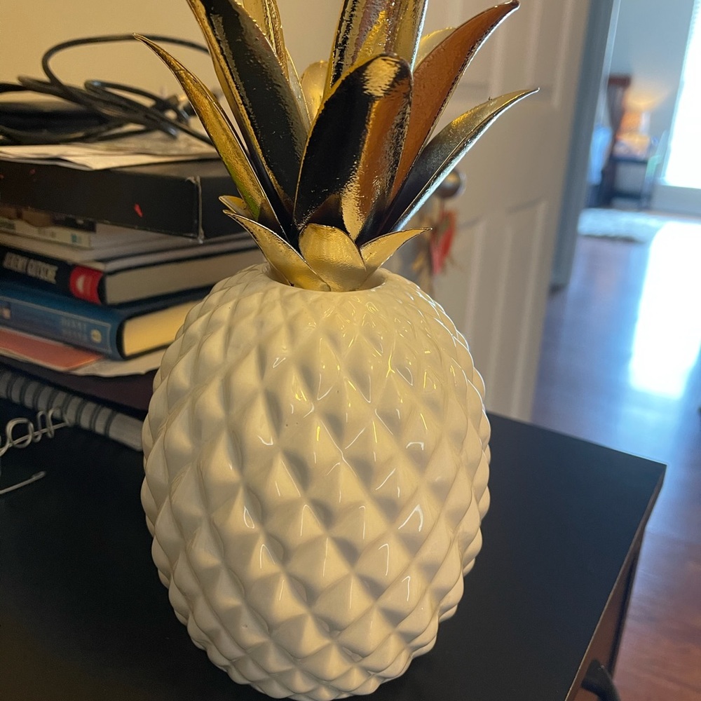Pineapple decor piece